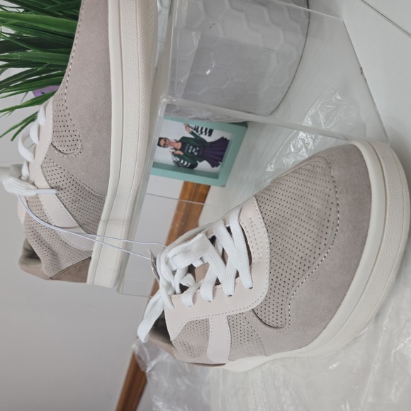 NWT Old Navy Women’s Sneakers Size 10 Neutral Beige Casual Shoes - Picture 4 of 9